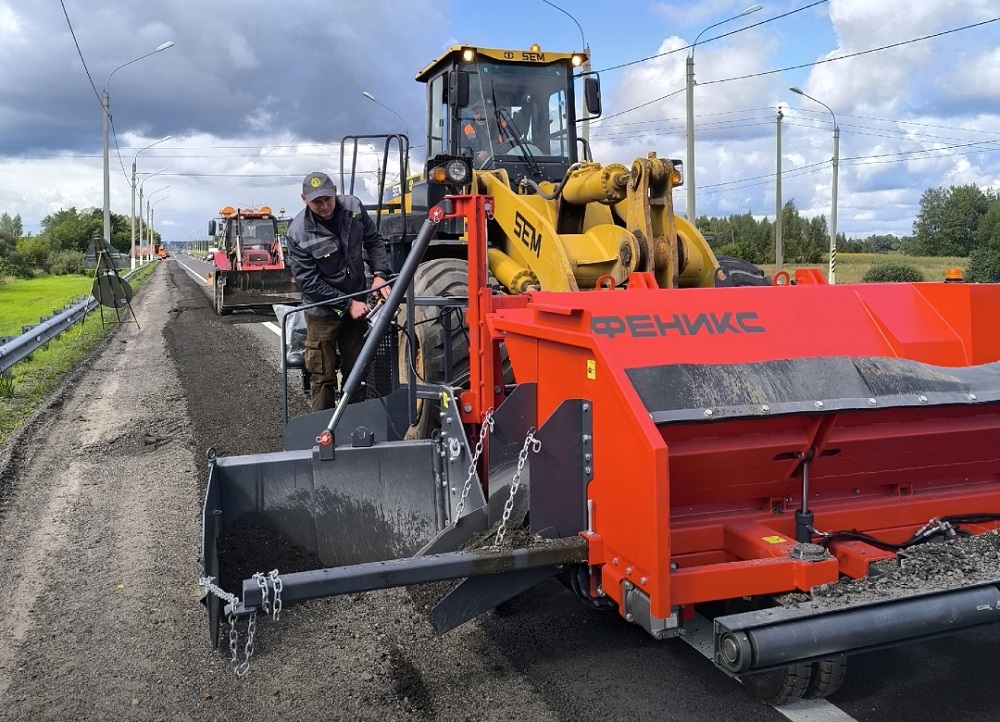 В Смоленской области тестируют новую машину для отсыпки обочин