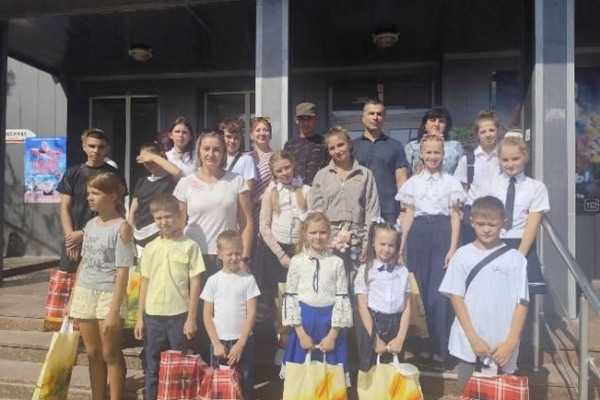 Смоляне передали школьные принадлежности для ребят из Мангуша