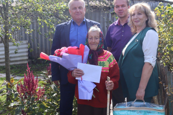 Труженица тыла из  Монастырщины отметила 95-летие