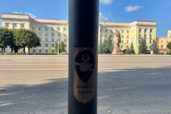 Туристический логотип Смоленска украсил новые столбы на площади Ленина