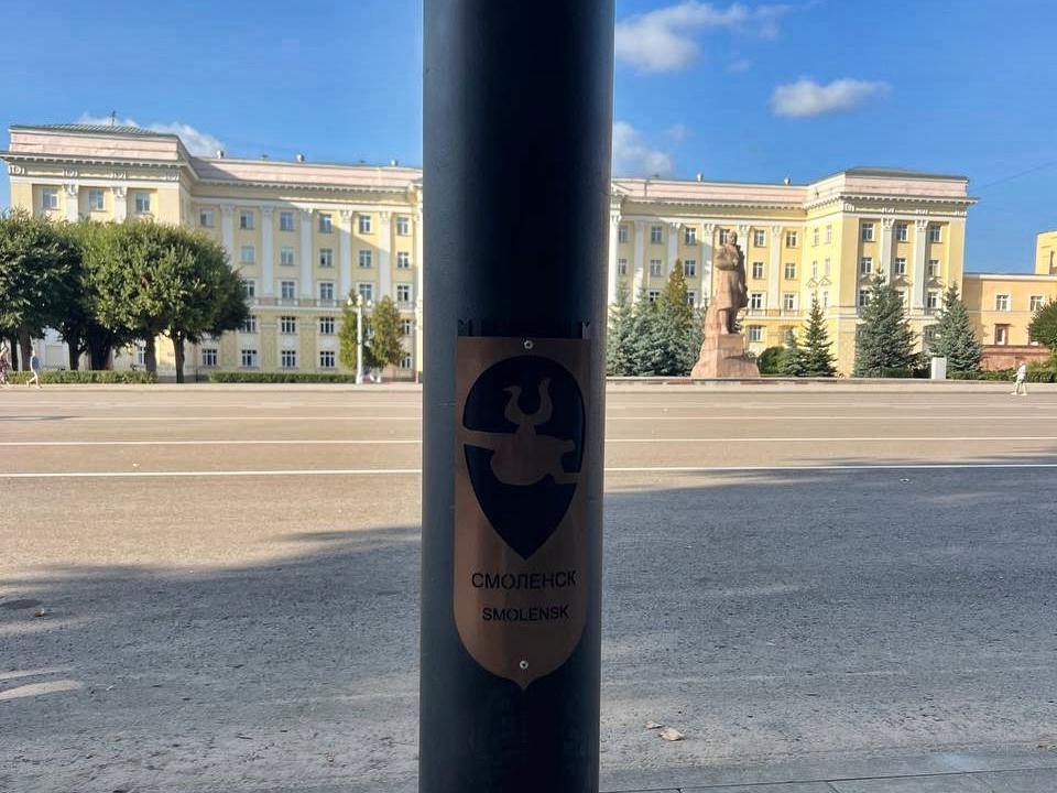 Туристический логотип Смоленска украсил новые столбы на площади Ленина