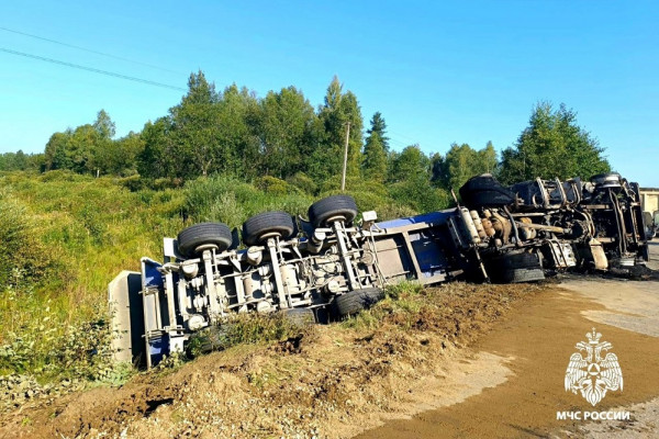 В Новодугинском округе перевернулся и загорелся грузовик