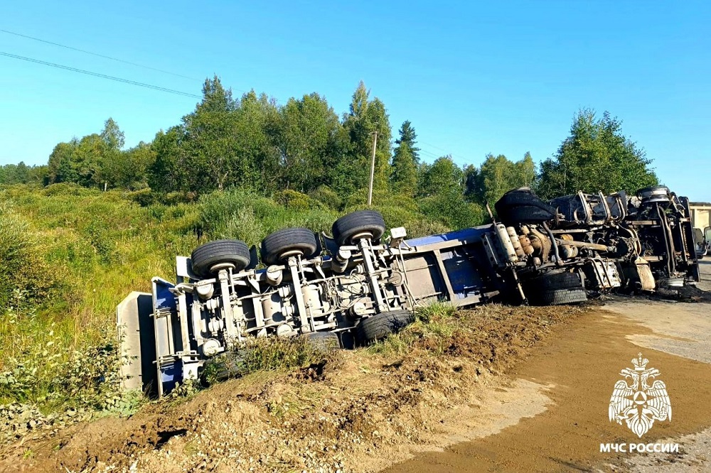 В Новодугинском округе перевернулся и загорелся грузовик