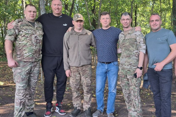 Олимпийский чемпион навестил смоленских зенитчиков в зоне боевых действий 