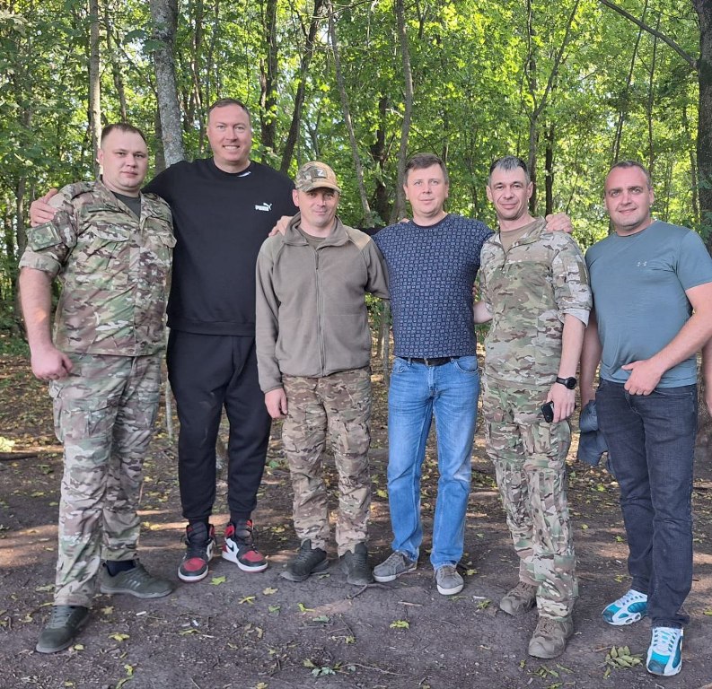 Олимпийский чемпион навестил смоленских зенитчиков в зоне боевых действий 