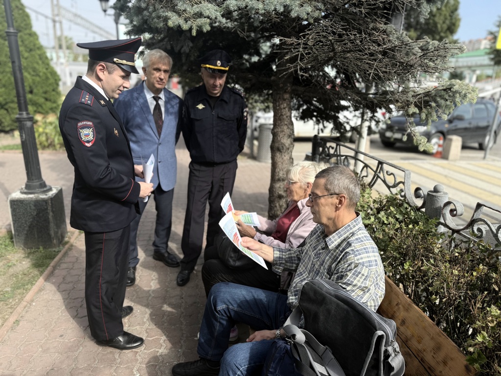 Транспортные полицейские провели урок безопасности на железнодорожном  вокзале города Смоленска