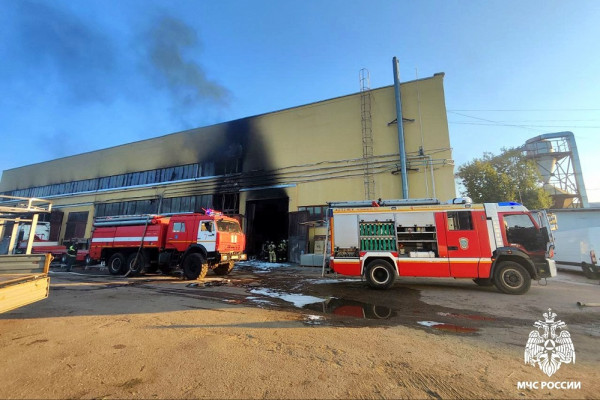 Утром в промзоне Смоленска на улице 25 Сентября горел производственный цех