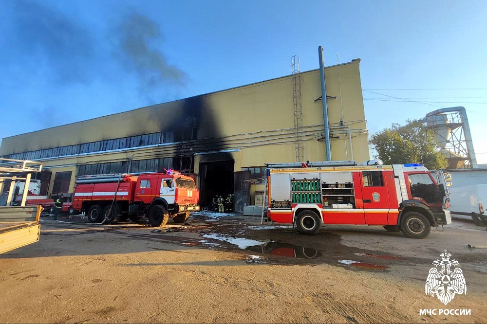 Утром в промзоне Смоленска на улице 25 Сентября горел производственный цех