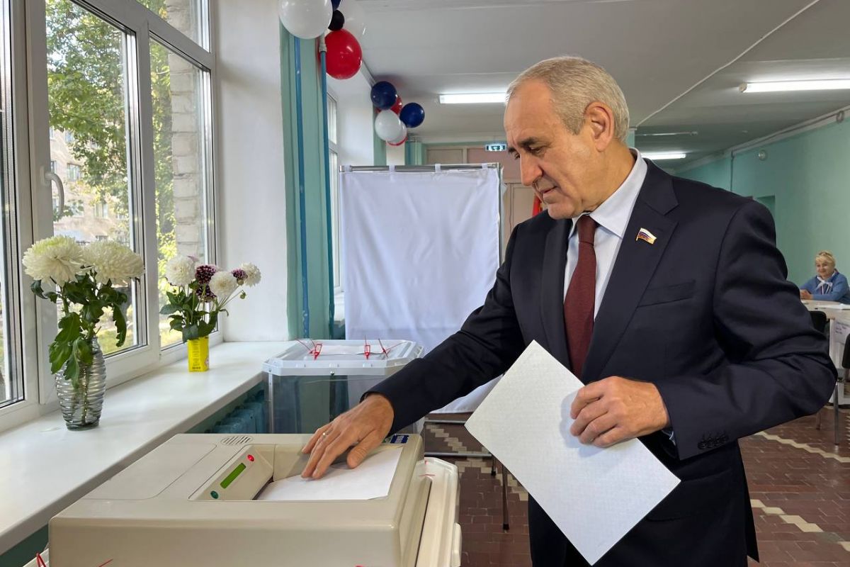 Сергей Неверов проголосовал на выборах депутатов Смоленского горсовета