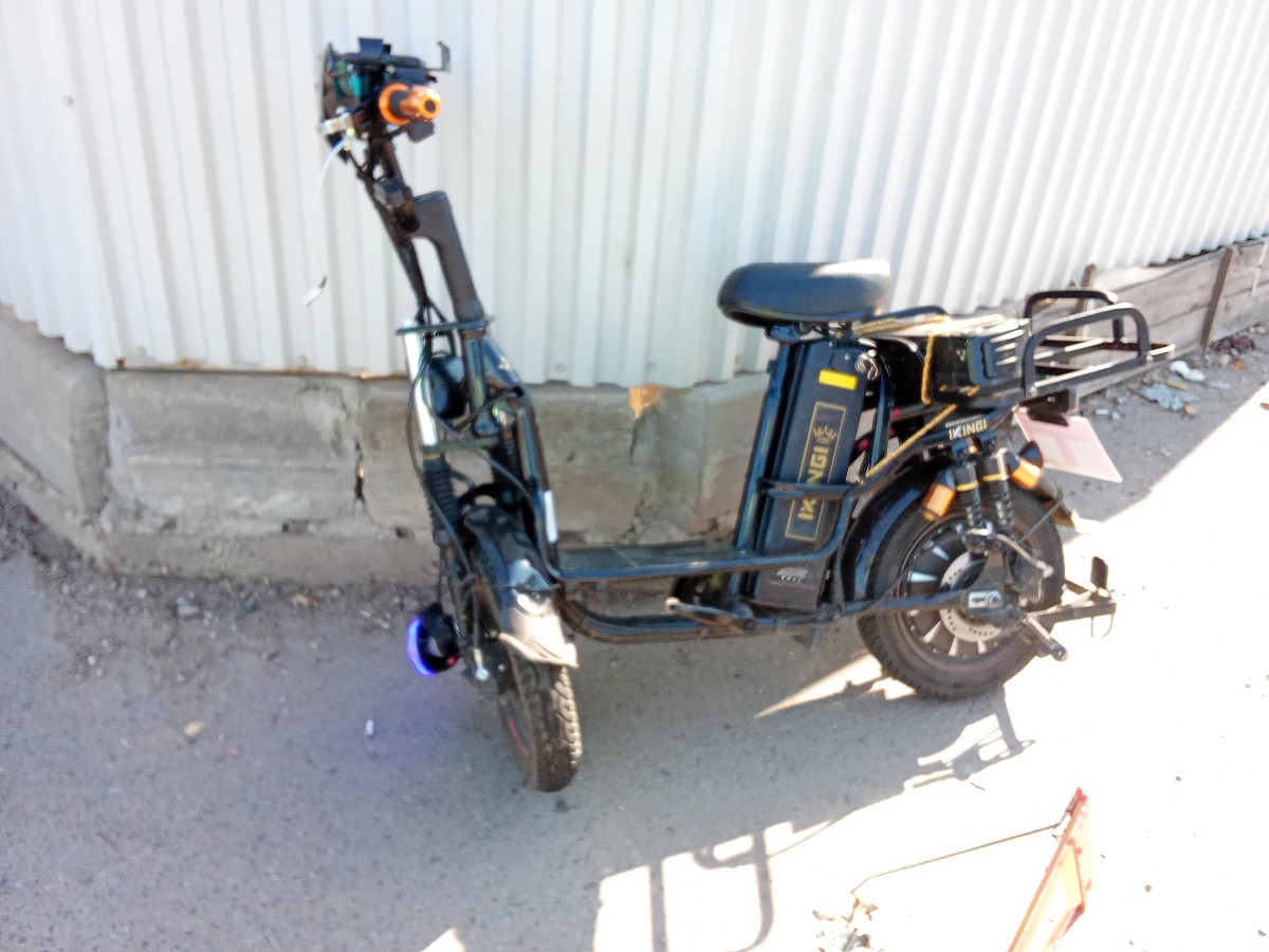 В Смоленске иномарка столкнулась с электросамокатом