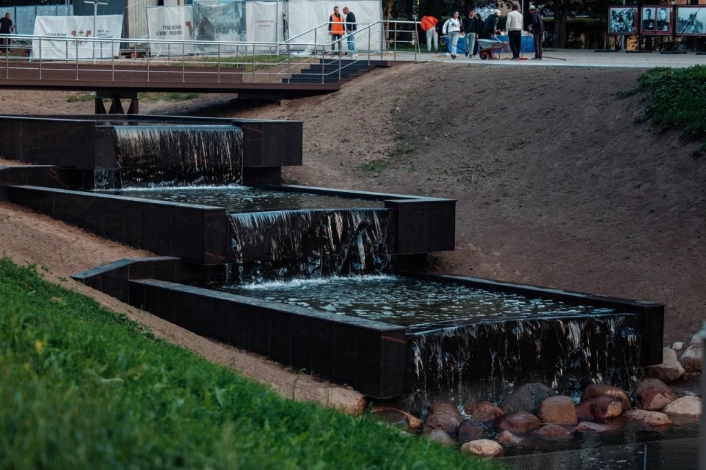 В Смоленске после полной реконструкции открыли каскадный водопад на улице Дзержинского 