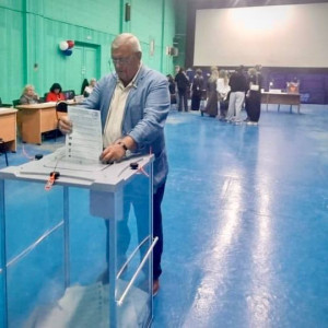 Депутаты Смоленской областной Думы голосуют на выборах в Смоленский городской Совет