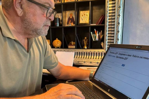 Депутаты Смоленской областной Думы голосуют на выборах в Смоленский городской Совет