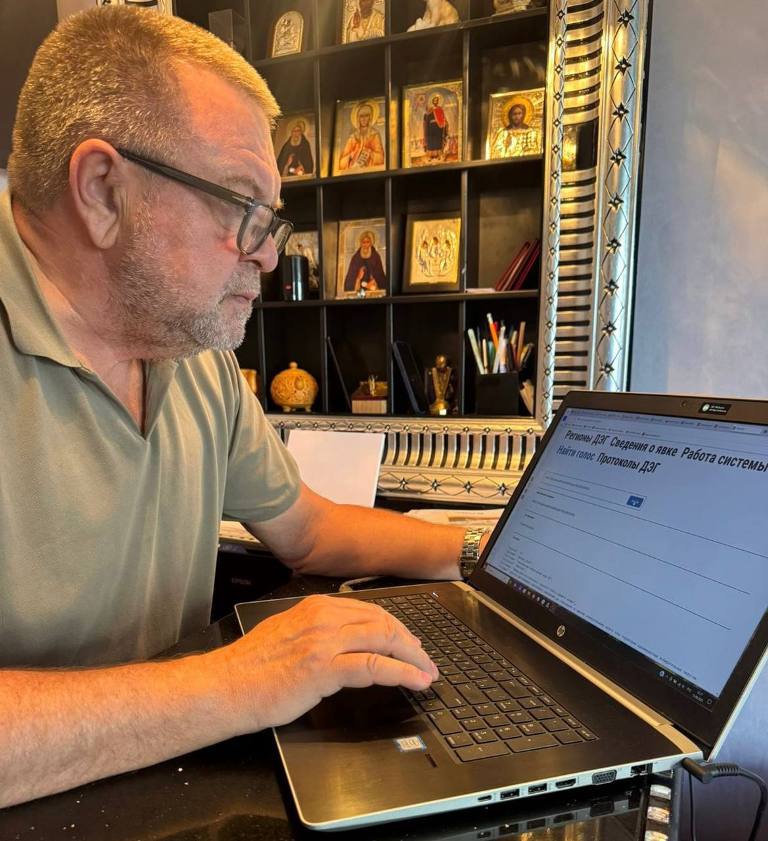 Депутаты Смоленской областной Думы голосуют на выборах в Смоленский городской Совет