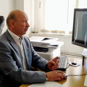 Депутаты Смоленской областной Думы голосуют на выборах в Смоленский городской Совет