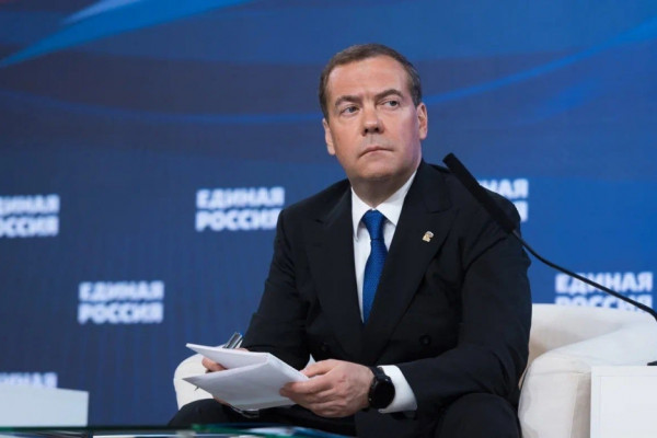 Губернатор Смоленской области Василий Анохин поздравил с юбилеем Дмитрия Медведева