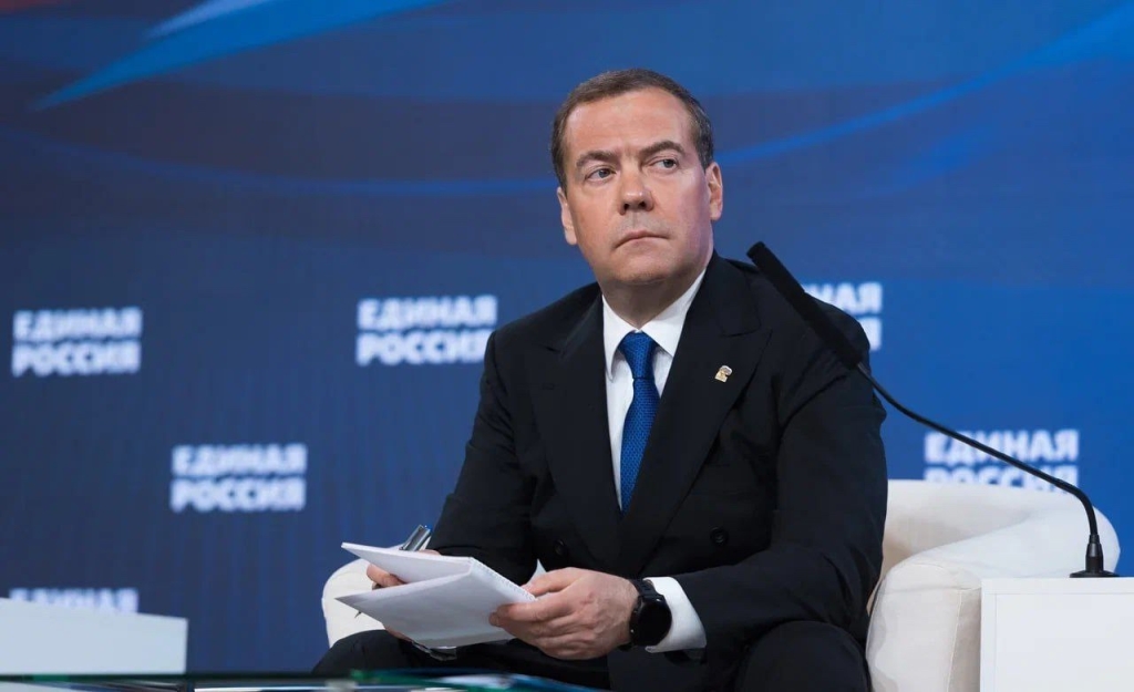 Губернатор Смоленской области Василий Анохин поздравил с юбилеем Дмитрия Медведева