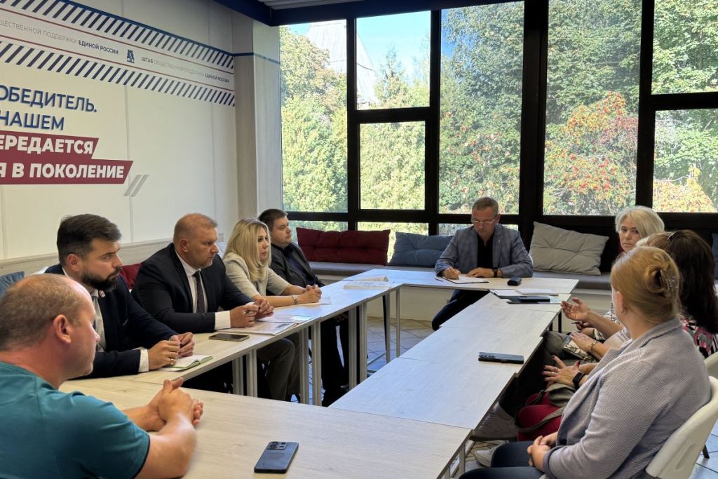 В Смоленске депутаты-единороссы помогают разобраться с последствиями затопления квартир на улице Черняховского