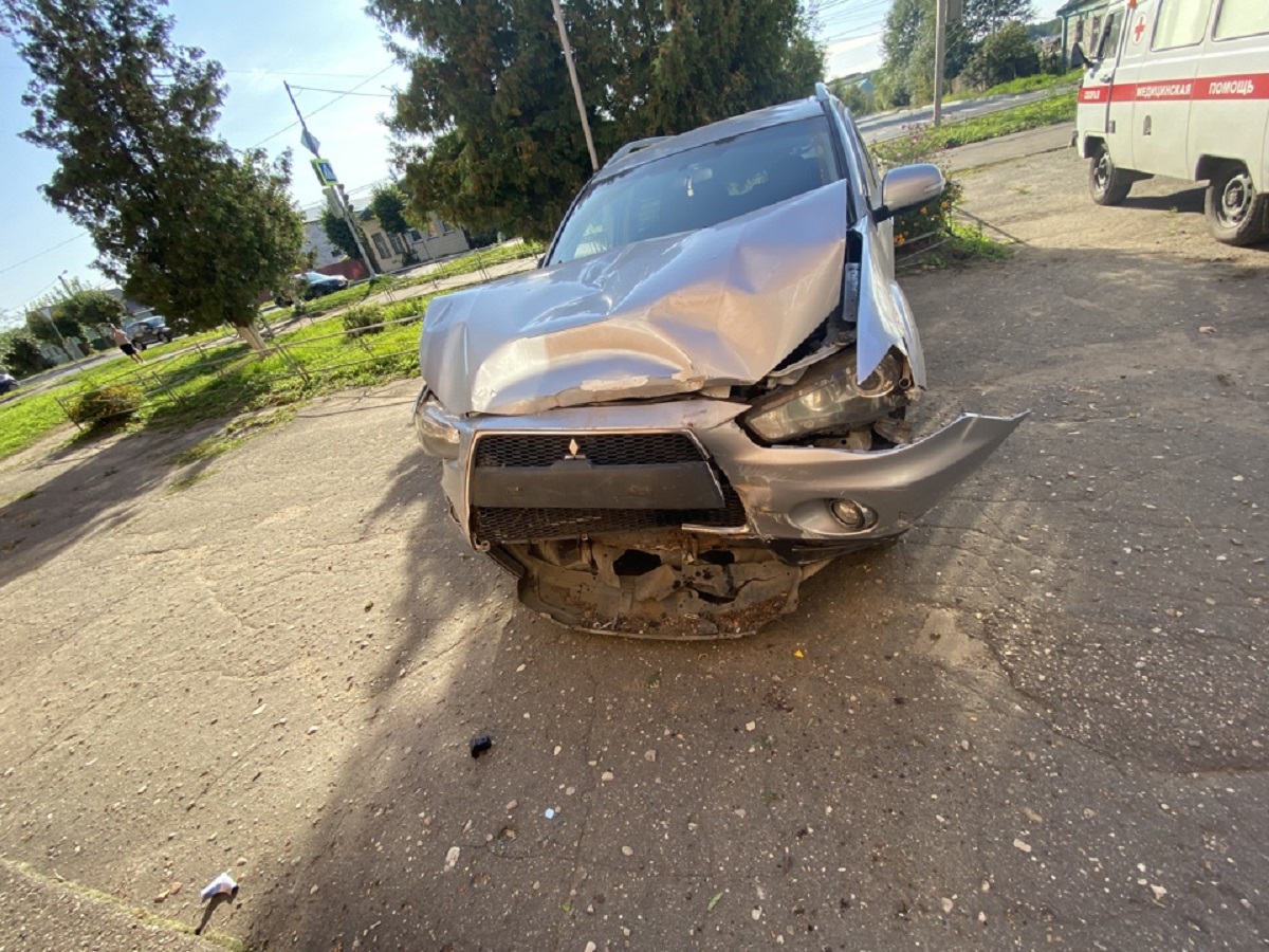 В Смоленской области иномарка снесла металлический забор и врезалась в здание