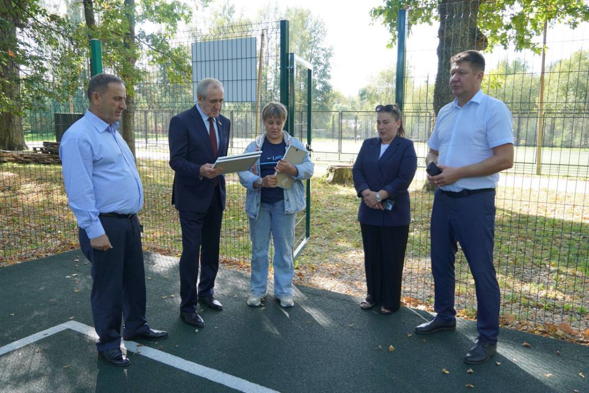 Сергей Неверов посетил несколько социальных объектов в посёлке Холм-Жирковский