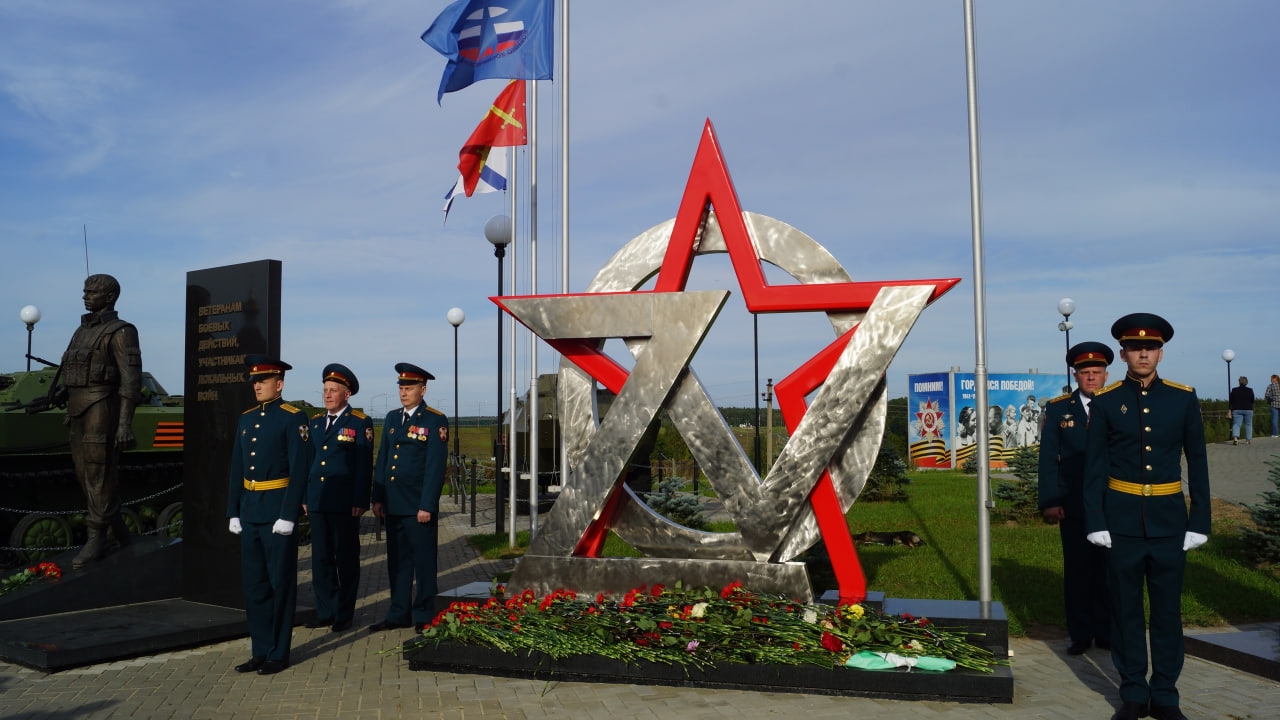 В Десногорске открыли памятник «Защитники России» в честь героев СВО