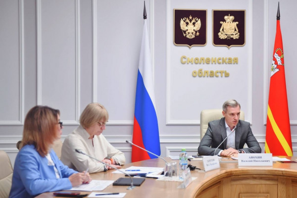 Василий Анохин обсудил с главами муниципальных округов Смоленской области результаты приёмной кампании