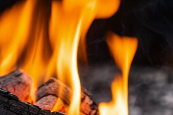 Ночью в Рославле спасатели тушили пожар в бане