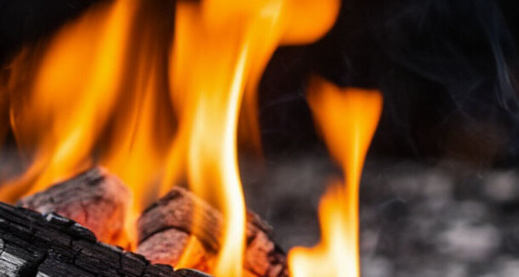 Ночью в Рославле спасатели тушили пожар в бане