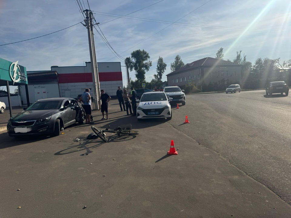 В Смоленской области велосипедист сбил пешехода и врезался в стоящий автомобиль