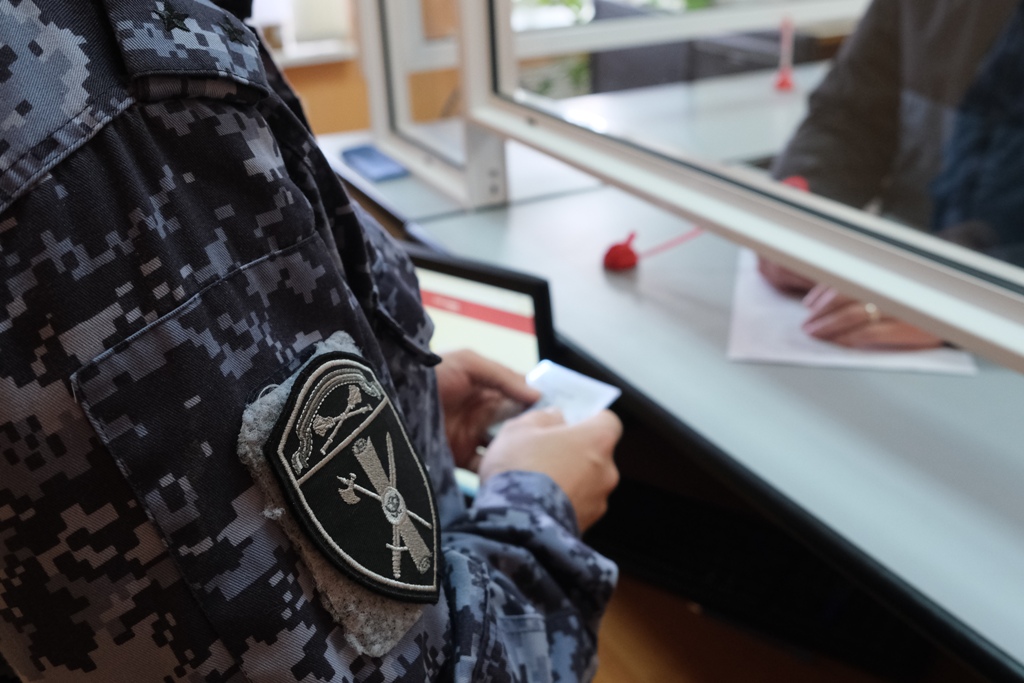 В Смоленской области росгвардейцы за неделю проверили более 125 владельцев оружия 