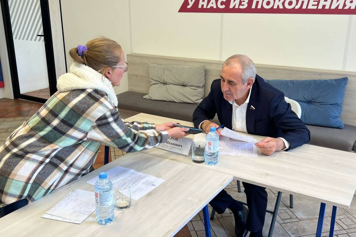 Депутат Госдумы Сергей Неверов встретился с жителями Смоленска