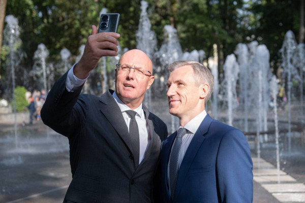 Губернатор Смоленской области поздравил Дмитрия Чернышенко с Днём рождения