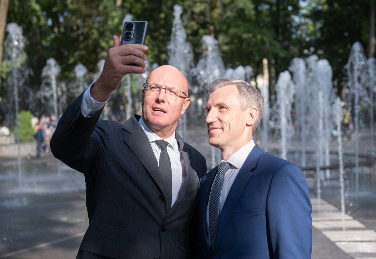 Губернатор Смоленской области поздравил Дмитрия Чернышенко с Днём рождения