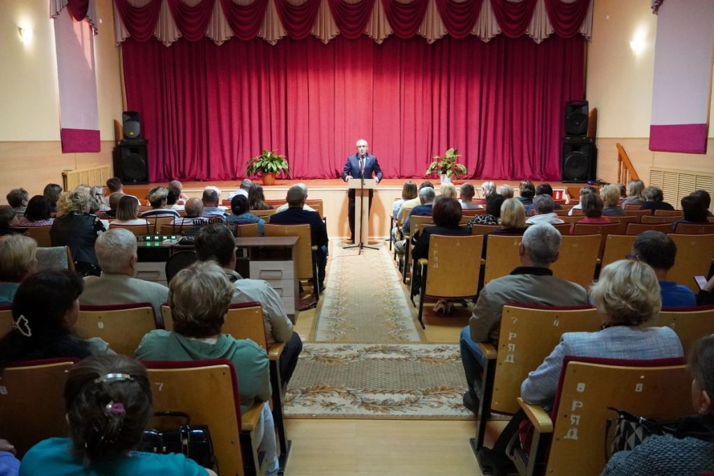 Сергей Неверов провёл открытую встречу с жителями Холм-Жирковского округа