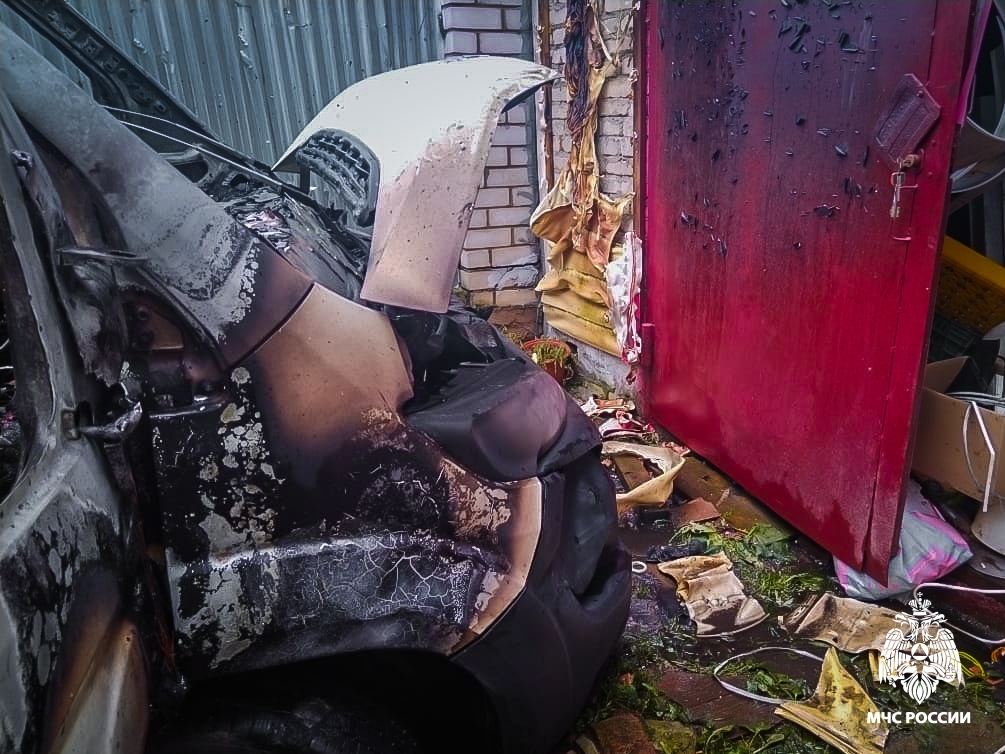 В Гагарине пожар уничтожил грузовой фургон