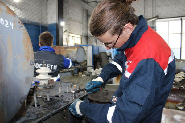 Собственное производство помогает энергетикам смоленского филиала «Россети Центр» подготовиться к зиме