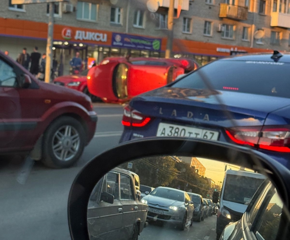 В Смоленске на улице Кирова перевернулся автомобиль