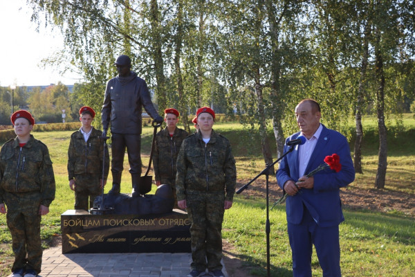 В Десногорске открыли первый в России памятник поисковику