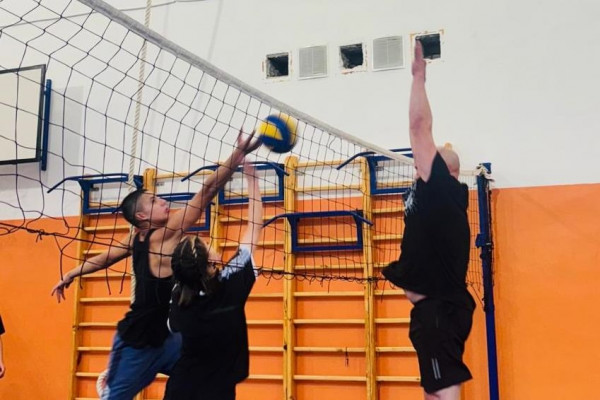 В Сафонове сотрудники исправительной колонии № 2 по-товарищески сыграли в волейбол со старшеклассниками