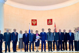 Василий Анохин вручил смолянам государственные награды и поощрения от Президента России