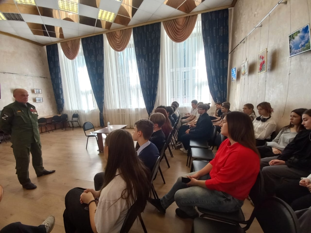 Ветеран СВО Андрей Киреенков встретился с учениками смоленской школы № 26  