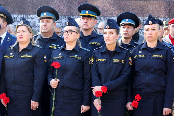 В Смоленске судебные приставы приняли участие в торжественном митинге