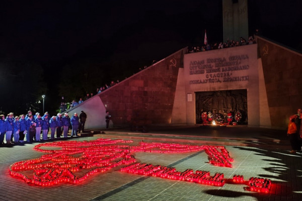 Смоленские таможенники почтили память героев на акции «Огненные картины войны»
