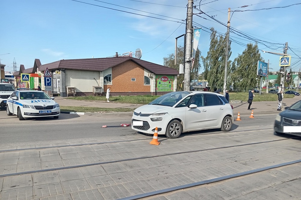 В Смоленске на улице Кашена Citroen сбил двух пенсионеров