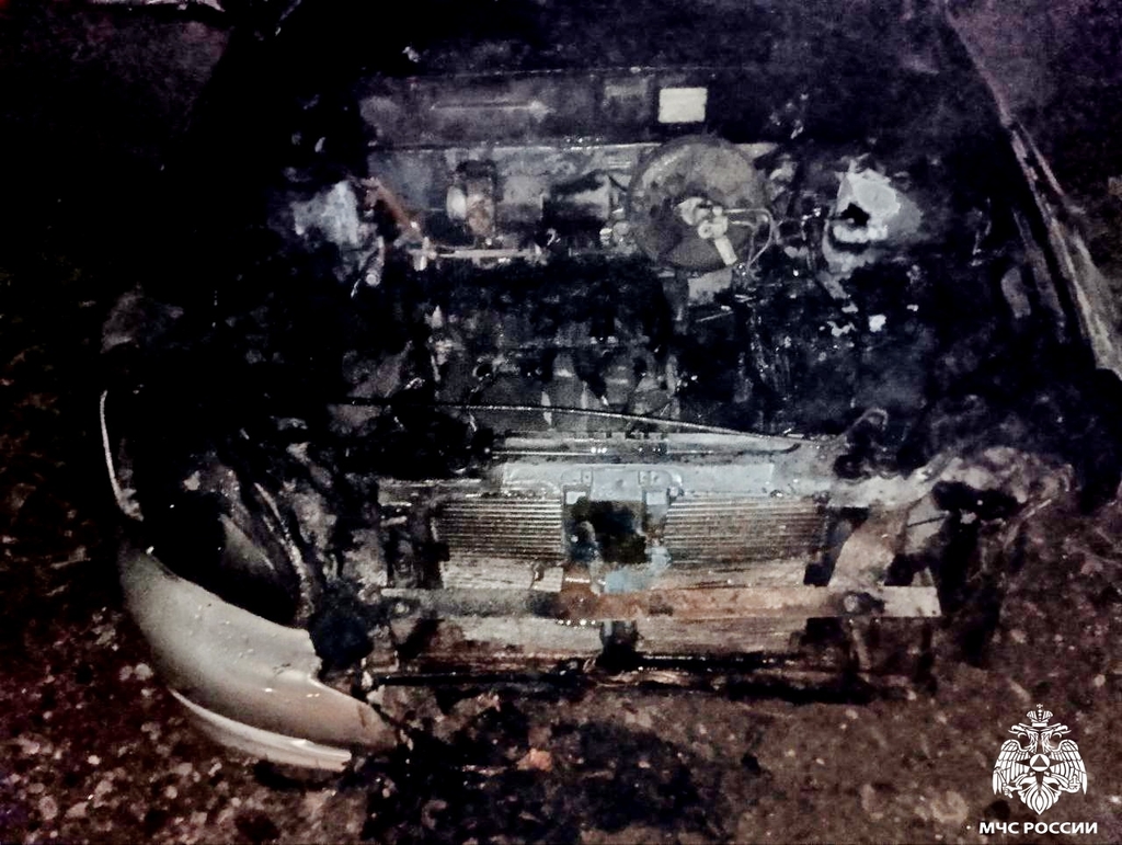 Сафоновские пожарные ликвидировали возгорание легкового автомобиля