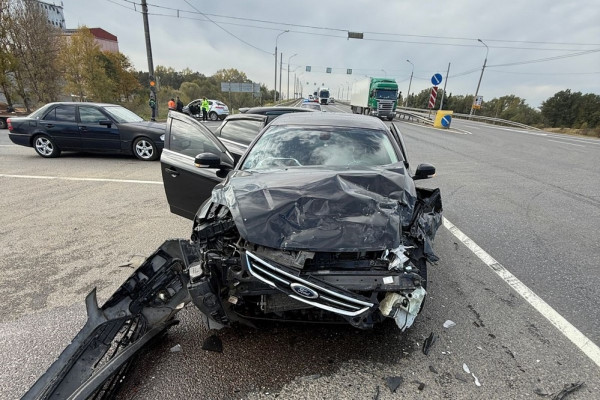 В Вяземском округе на трассе М-1 столкнулись Renault и Ford