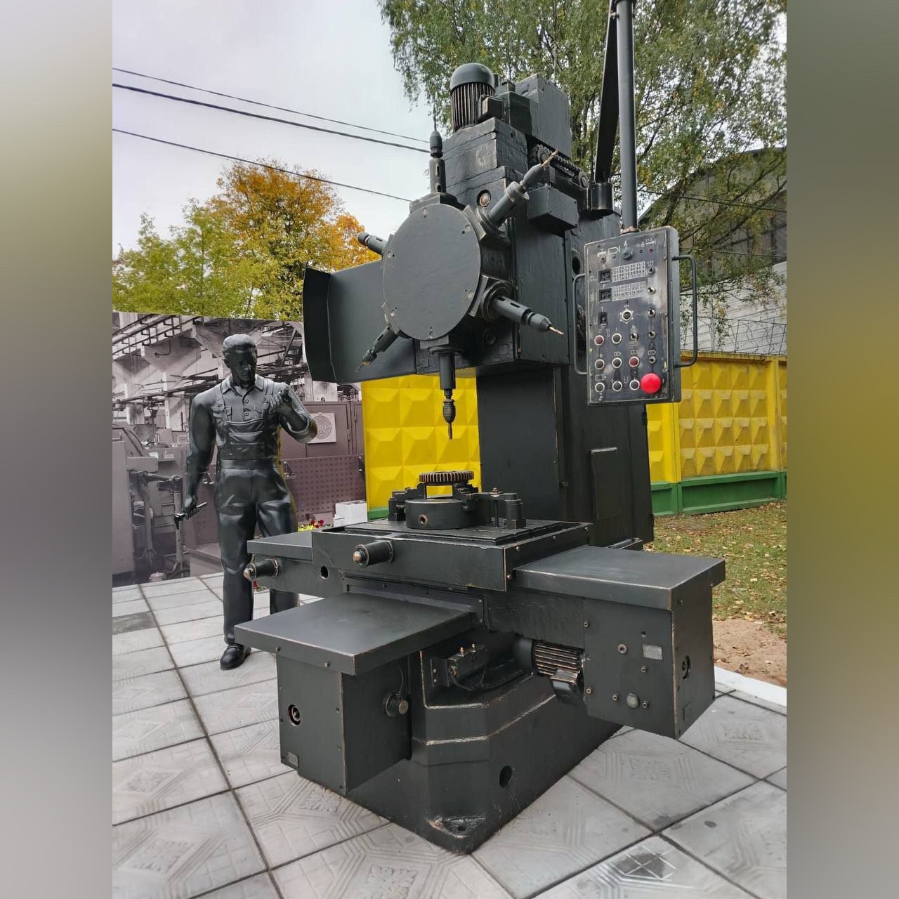 В Вязьме открыли памятник станочнику