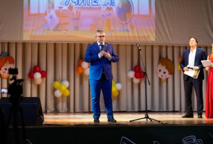 Александр Новиков поздравил смолян с Днём учителя