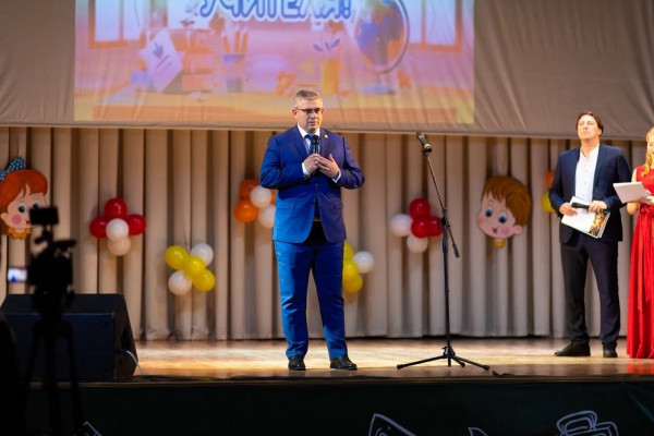 Александр Новиков поздравил смолян с Днём учителя