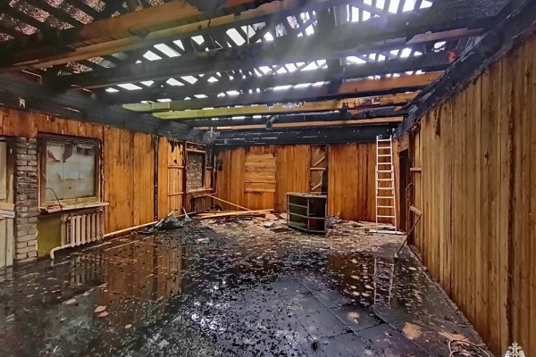 В Сычёвке в результате пожара выгорело здание магазина